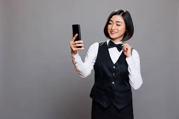 Sorrindo Asiático Garçonete Conversando Vídeo Chamada Com Clleague Usando Smartphone — Fotografia de Stock