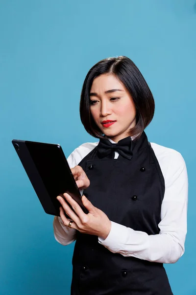 Ristorante Giovane Donna Asiatica Dipendente Indossa Uniforme Toccando Sul Tablet — Foto Stock