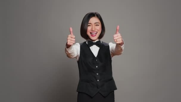 Azjatycki Personel Recepcji Robi Kciuki Górę Symbol Przed Kamerą Pokazując — Wideo stockowe