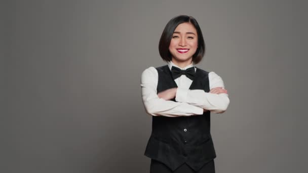 Réceptionniste Asiatique Posant Avec Les Bras Croisés Sur Caméra Sentant — Video