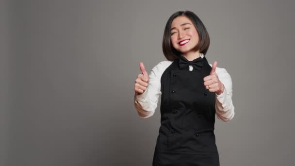 Усміхнена Офіціантка Дає Великі Пальці Підпис Перед Камерою Працюючи Ятизірковому — стокове відео