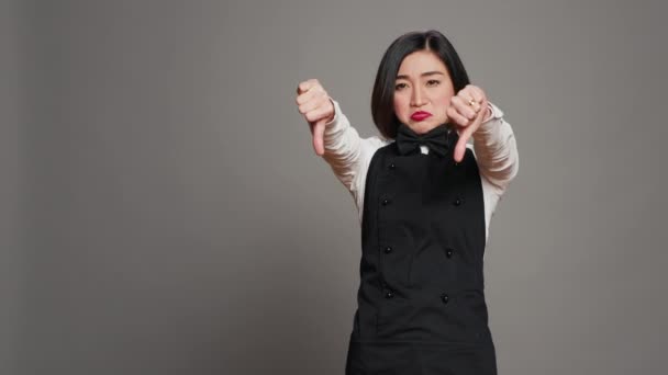 Azjatycka Gospodyni Restauracji Pokazuje Kciuki Dół Nie Lubi Znaków Wyrażając — Wideo stockowe