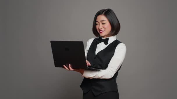 Aziatische Hotelmedewerker Registreert Mensen Met Een Laptop Aan Receptie Bevestigt — Stockvideo
