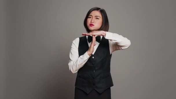 Asiatisk Receptionist Som Uttrycker Timeout Symbol Kameran Visar Negativitet Och — Stockvideo
