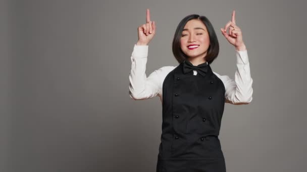 Asiatisk Kvinna Pekar Något Uppåt Ateljén Visar Riktningen Ovanför Hennes — Stockvideo