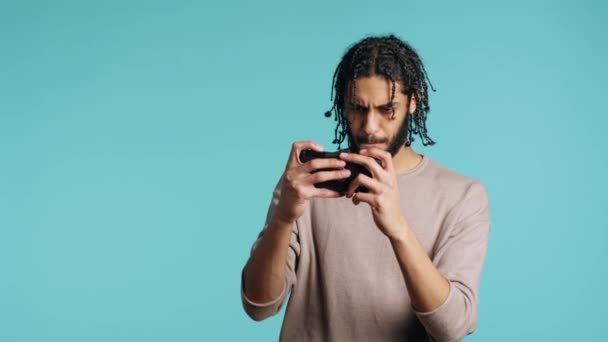 Αισιόδοξος Άντρας Παίζει Έντονα Βιντεοπαιχνίδια Στο Smartphone Γιορτάζει Νίκη Διασκεδάζει — Αρχείο Βίντεο