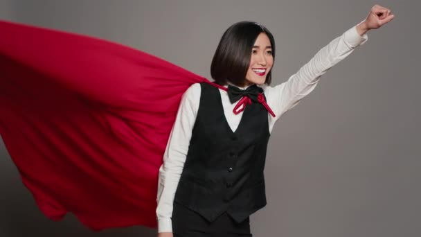 Receptioniste Voelt Zich Sterk Met Een Superheldencape Camera Poseert Met — Stockvideo