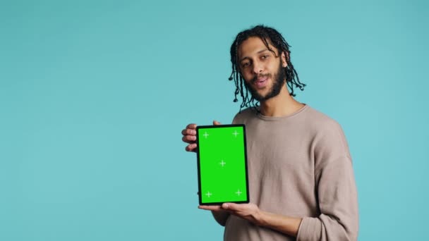 Hombre Alegre Sosteniendo Tableta Pantalla Verde Mostrando Emoción Positiva Persona — Vídeos de Stock
