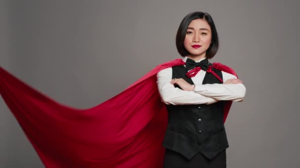 Azjatycka Recepcjonistka Pozuje Czerwoną Peleryną Superbohatera Przed Kamerą Czując Się — Wideo stockowe