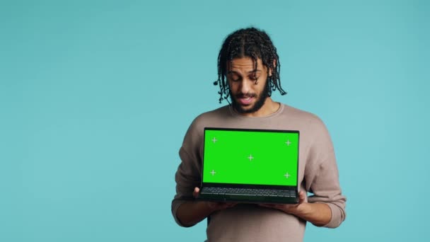 Homem Bipoc Alegre Segurando Laptop Tela Verde Tendo Humor Positivo — Vídeo de Stock