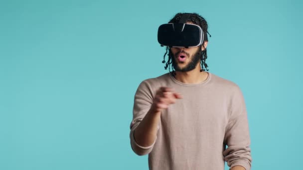Homem Oriente Médio Vestindo Fone Ouvido Realidade Virtual Fazendo Gestos — Vídeo de Stock