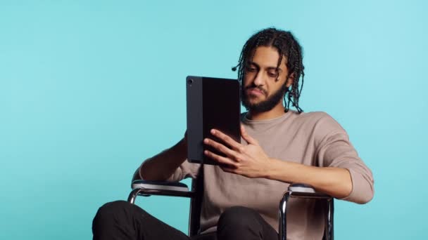 Artista Cadeira Rodas Segurando Tablet Usando Tela Tátil Sensível Toque — Vídeo de Stock