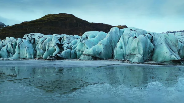クレバス Vatnajokull氷河と氷河の凍結した水とラグーンと大規模な氷河の氷の空中ビュー スカンディナヴィアの湖に浮かぶダイヤモンドブルーの氷塊 スローモーション — ストック写真
