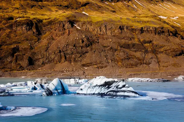 冰原上巨大的北极冰川 美丽的块状冰川 颜色为白色 蓝色和绿色 寒冷冬季风景和自然冰雪景观中的冰冻浮冰冰山 — 图库照片
