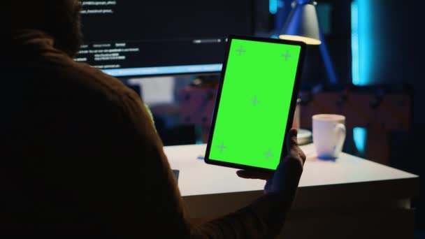 Szoftverfejlesztő Programozás Otthoni Irodában Keresztellenőrzés Sorok Kód Zöld Képernyős Tabletta — Stock videók
