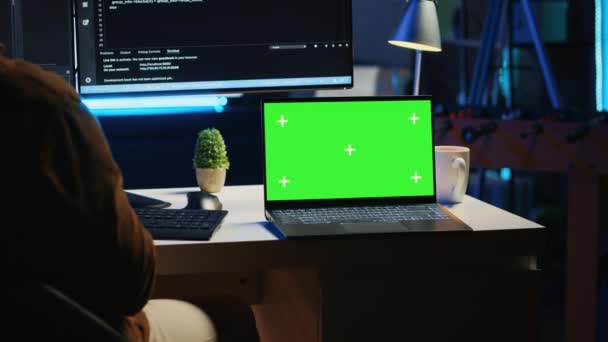 Зеленый Экран Ноутбука Рядом Фрилансером Выполняющим Работу Поддержке Офиса Кодирование — стоковое видео