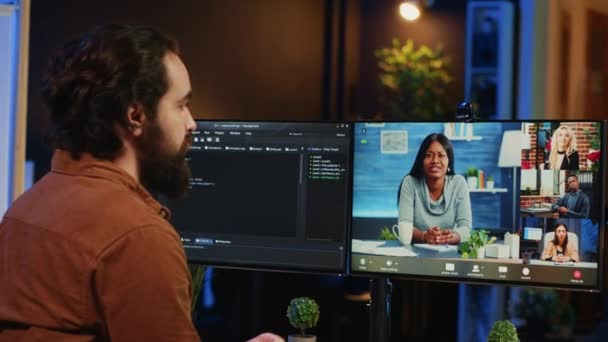 Telearbeit Informatiker Gespräch Mit Multiethnischen Team Während Online Videocall Diskutieren — Stockvideo