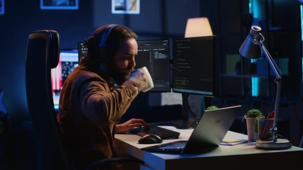 Programmeur Doet Multitasking Code Ontwikkelen Drinkt Koffie Luistert Muziek Beheerder — Stockvideo