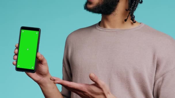 Homem Feliz Apontando Para Telefone Celular Tela Verde Mostrando Polegares — Vídeo de Stock