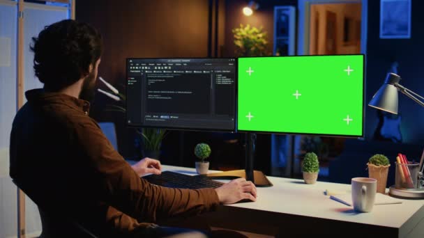 Programista Wpisujący Skomplikowany Kod Zielonym Ekranie Komputera Neonowym Oświetlonym Biurze — Wideo stockowe