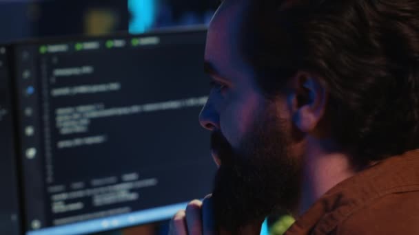 Vreugdevolle Afstand Werkende Programmeur Het Thuiskantoor Die Codeert Computer Aan — Stockvideo
