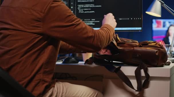 Uzaktan Kumandalı Programcı Evdeki Kişisel Ofiste Işe Başlıyor Bilgisayarını Çantasından — Stok video