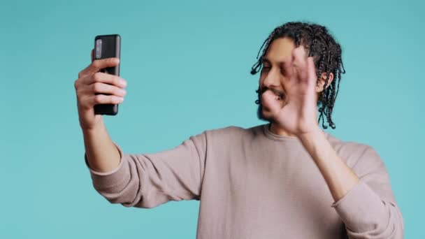 Homem Feliz Conversando Com Amigo Sobre Videocall Line Smartphone Fazendo — Vídeo de Stock
