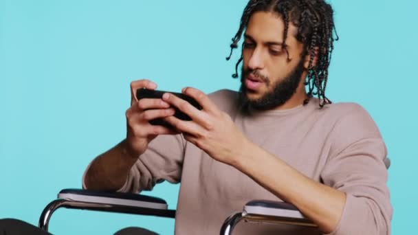 Omul Dizabilități Scaun Rotile Jucând Jocuri Video Telefonul Mobil Bucurându — Videoclip de stoc