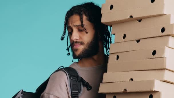 Retrato Homem Entrega Pizza Sorrindo Segurando Pedidos Takeaway Para Cliente — Vídeo de Stock