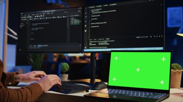 Grön Skärm Bärbar Dator Hemmakontoret Som Används Programmerare För Att — Stockvideo