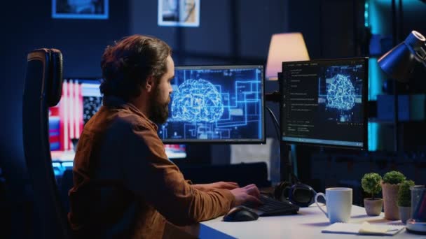 软件开发人员在多监视器计算机上编写代码 以可视化人工智能神经网络 远程工作的It员工在总部A摄像头的计算机上运行Ai脚本 — 图库视频影像