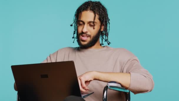 Человек Инвалидной Коляске Болтает Другом Интернету Используя Приложение Ноутбука Человек — стоковое видео
