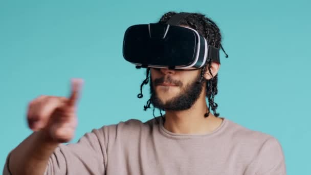 Ближневосточный Мужчина Наушниках Виртуальной Реальности Делает Быстрые Жесты Человек Bipoc — стоковое видео