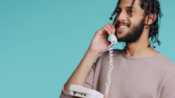 Středovýchodní Muž Povídá Nejlepším Přítelem Telefonu Pozitivní Osoba Mluví Kamarádem — Stock video