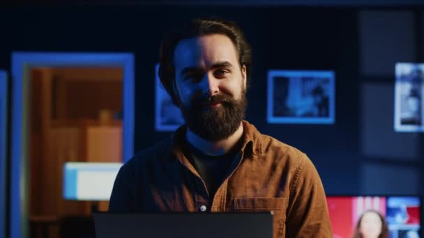 Портрет Счастливого Человека Делающего Поддержку Квартиры Стоящего Личном Кабинете Ноутбуком — стоковое видео