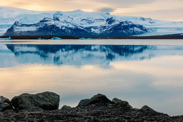 アイスランドのアイシー スカンジナビアの大きな湖 雪山の頂上 北極の風景の丘 凍った自然の高原 冬のワンダーランドの風光明媚なルートに近い美しい夕日ゴールデンアワー — ストック写真