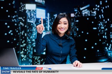 Haber spikeri, insanlığın gelecekten gelen sırlarını sunmak için gece programı sunan televizyon programındaki zaman yolcusu hakkında konuşuyor. Asyalı gazeteci halkın kaderiyle ilgili haber yapıyor.