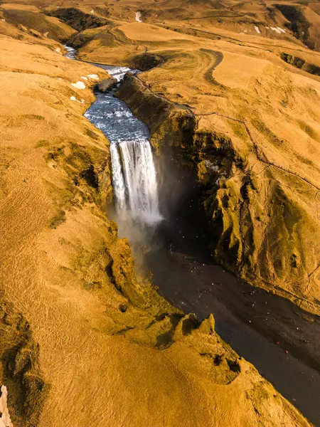冰岛大瀑布的鼓声 海水从华丽的褐色石头上倾泻而下 美丽的风景是由令人惊叹的冰岛人飞毛腿的瀑布从山上倾泻而下形成的 — 图库照片