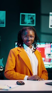 Çevrimiçi kurslara ve web sitelerine katılan, eğitimini geliştiren ve yeni akademik beceriler kazanan çalışkan bir kızın dikey video portresi. Gülümseyen öğrenci evde kariyer dersleri alıyor.