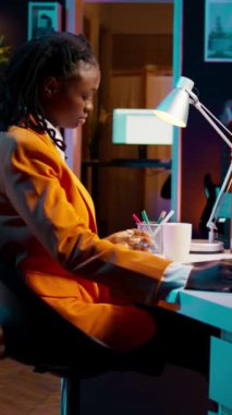 Dikey Video Afrikalı Amerikalı. Şifreleme dili ve bilgi grafikleri konusunda uzman. Terminal penceredeki sunucu güvenliğini arttırıyor. Genç programlama öğrencisi kod ve donanım kullanmayı öğreniyor