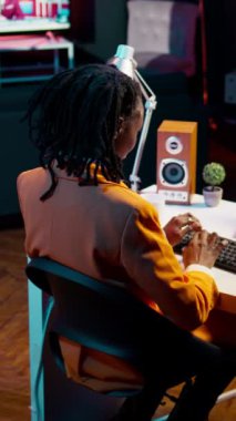 Dikey Video Üniversitesi öğrencisi makine öğrenimi için yapay zeka sistemiyle çalışıyor, programlama dilinde kod yazıyor. Kız derin öğrenme algoritmaları ve işlem bilgileri kullanıyor