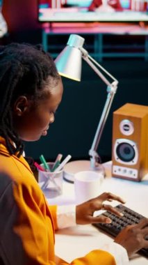 Dikey Video Bilişim öğrencisi dizüstü bilgisayarda yapay zeka beyin sistemiyle çalışarak doğal dili koda çeviriyor. Makine öğrenme yazılımı kullanan kız, derin öğrenme algoritmaları