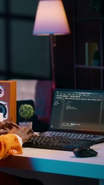 Dikey Video Afrikalı Amerikan Bilgi İşlem öğrencisi kodlama ya da programlama egzersizleri yapıyor, donanım dili ve sistem hata ayıklamayı öğreniyor. Html penceresinde veri tabanı üzerinde çalışan genç bir kadın. Kamera A.