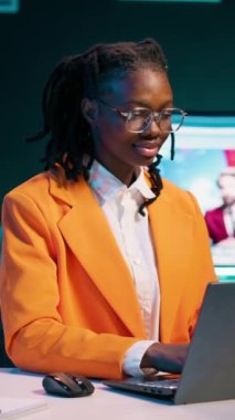 Vertical Video Çalışkan Kız uzaktan işletme okuyor, çevrimiçi derslere katılıyor ve akademik platformda giyiniyor. Ödevleri araştıran üniversite öğrencisi ve