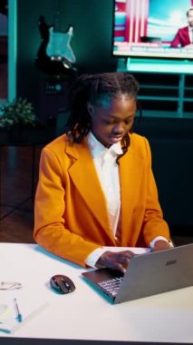 Dikey Video Üniversitesi öğrencisi tüm önemli çevrimiçi kurslara katılmak için çalışma saatleri ve zaman çizelgeleri düzenliyor, uzaktan çalışma. Afrika kökenli Amerikalı kız atölyelere ya da eğitim toplantılarına katılıyor