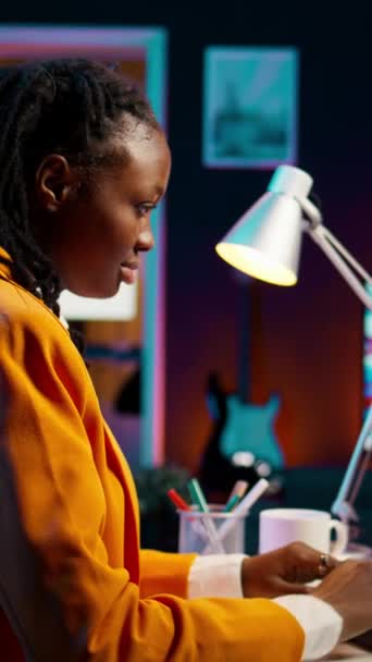 垂直ビデオ アフリカ系アメリカ人の少女は 機械学習とクラウドコンピューティング 端末ウィンドウプログラミング言語のための人工知能ソフトウェアを使用しています ディープラーニングAiハードウェアを学ぶIt学生 — ストック動画
