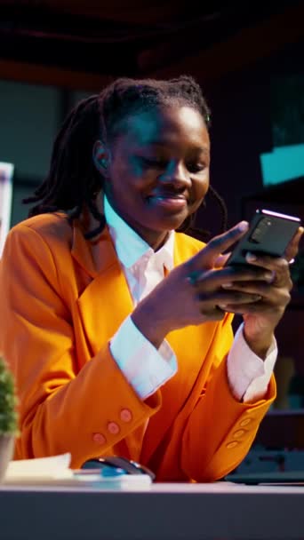 Dikey Video Koleji Öğrencisi Ödevini Laptopta Yapıyor Telefonda Mesajlaşıyor Sosyal — Stok video