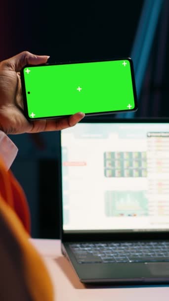 Vertikální Video Business Student Dívá Zelenou Obrazovku Telefonu Aplikace Učí — Stock video