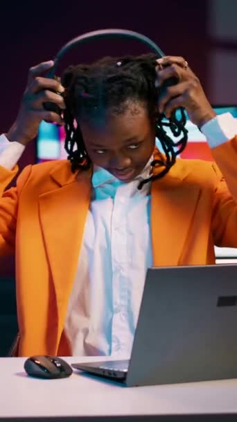 Verticale Video Afrikaanse Amerikaanse Leerling Oplossen Van Projecttaken Met Muziek — Stockvideo