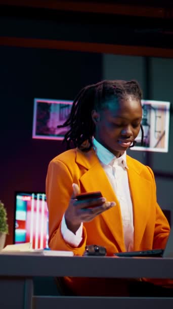 Dikey Video Genç Kadın Kredi Kartı Bilgilerini Dijital Şifreyi Internet — Stok video